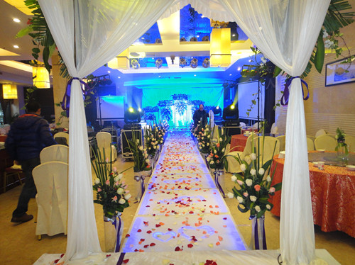 一场完美的婚礼，洁白的婚纱，洁白的地毯，香槟玫瑰的高雅，鲜花的装饰，