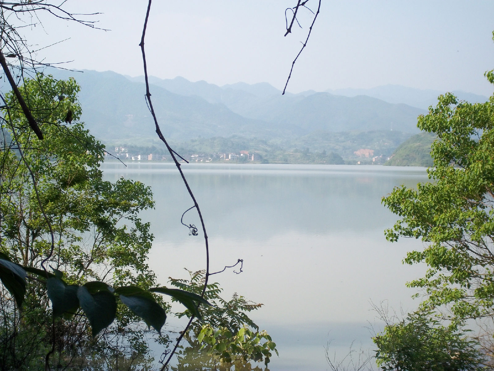 本地通首页 旅游景点 > 新田县金陵湖度假村   关键词:新田旅游景点