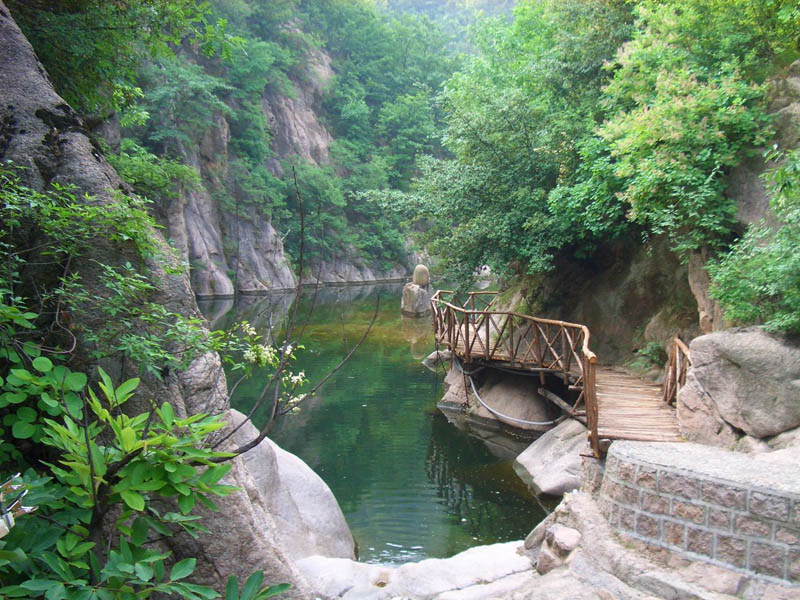 景点名称:画眉谷生态游览区联系方式:地址:河南省鲁山县尧山镇