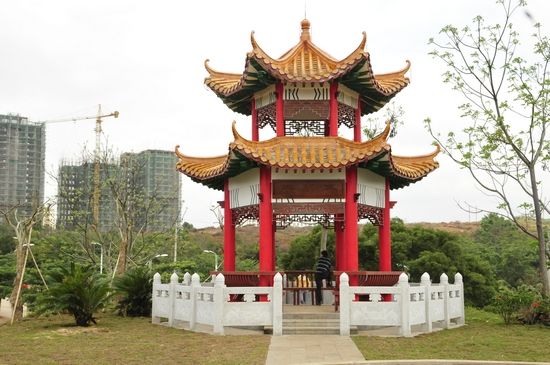澄迈县旅游 澄迈县位于海南省西北部,毗邻省会海口市,与雷州半岛隔海相望,海榆中西线国道和西线高速公路、粤海铁路纵横穿越境内,是海南西部旅游走廊中的第一站;北部有海南最大的港口群,是连接中西部地区和通往祖国大陆的交通要地。 澄迈历史悠久,是海南西汉时期三大历史名邑(即玳瑁、紫贝、苟中)之一,西汉元封年(公元前110年),设置苟中县,县治美亭境内,隋大业三年(公元607年),更名澄迈,县治老城墟,清代光绪壬辰年(公元1892年)县城迁往现在的金江镇,如今的澄迈,古风犹存,人文鼎盛。 澄迈县物产丰富