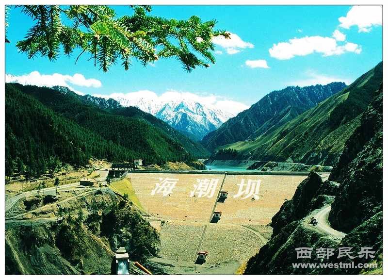 西出民乐县城,向西南方向行驶约20公里,便是我县有名的自然风光旅游区海潮湖森林公园。 位于祁连山自然保护区的海潮坝,因其内松林如海、松涛如潮而得名。进入峡谷驱车南行,首先映入眼帘的是我县第一座浆砌重力坝水库海潮坝水库。一坝横锁沧浪水,山涧高峡出平湖。库水清澈碧绿,倒映着蓝天白云,青山翠柏,微风吹过,湖面泛起微波,仿佛进入了翠绿的世界,湛蓝的天地,耐人陶醉。那净洁的湖水使你真想去畅游一番,好洗去身心的疲劳,洗去一身尘垢俗气。 置身汹涌迭荡的海潮河边,面对生长着青松翠柏的崇山峻岭,展现在眼前的景色虽乏