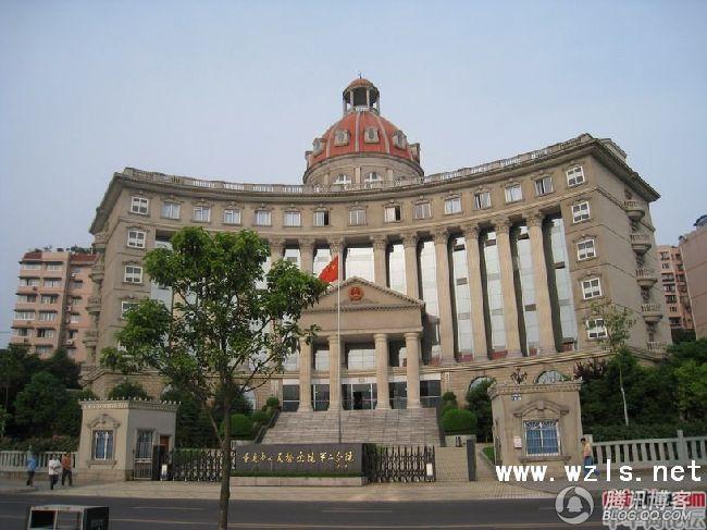 近几年来,我们国家把仿冒的产品用山寨来表示,山寨手机山寨电脑山寨汽车山寨相亲山寨数码产品,当风靡一时的山寨成为百姓生活的主流时,我们又看到了政府的山寨建筑。 上半年的江苏省阜宁县因为山寨版的中国馆而饱受争议,如今又因为山寨版的悉尼歌剧院再度掀起关于政府的形象工程的舆论热潮。百姓看到这些山寨建筑,不仅要问:这种劳民伤财的政绩形象能不能不做?用来搞面子工程的钱能不能为百姓办点实事? 山寨建筑的出现,拷问的不只是政府的公信力,还有政府的形象工程是否得民心,更拷问政府是否真正作为公仆为百姓造