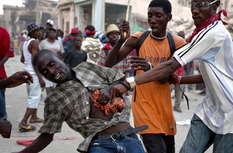 [贴图]海地私刑处死劫匪 游街示众