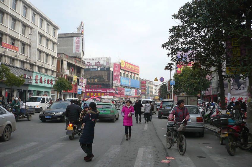 星期六人来人往的陵园街道