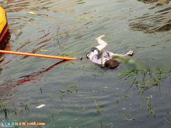 邯郸打捞溺死的短裤女尸体