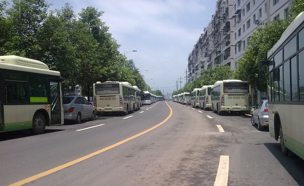 停靠在四环路的公交车!