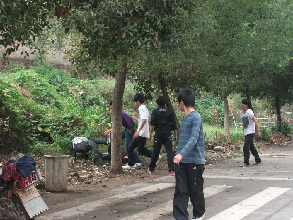 一中学打架 中学群殴视频