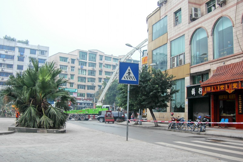 半边街这样的小街道都动工了,富顺县城的路基本修的差不多了.图片