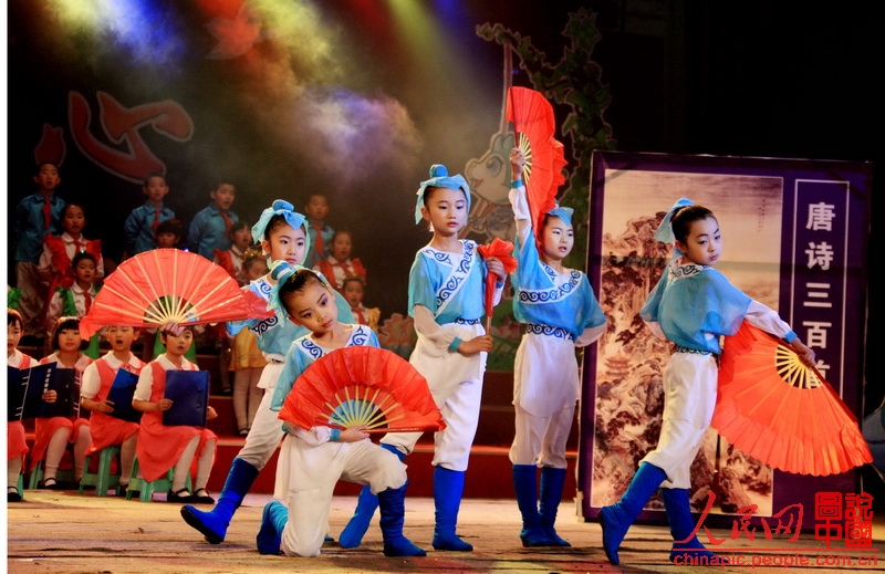 山西盂县实验小学生载歌载舞迎新年