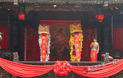古式寿宴 你见过吗穿汉服祭祖 边吃边看戏