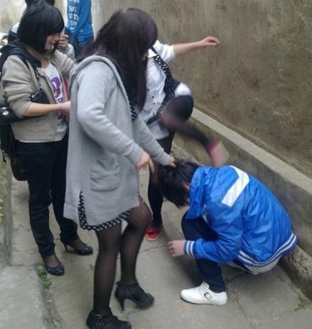 几个女的殴打一个女生!还逼她下跪!
