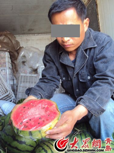 胶州水果贩购进西瓜放一天就囊疑被打催熟剂 