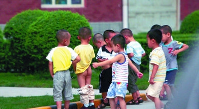 [分享]幼儿园老师组织幼童在草坪排队撒尿