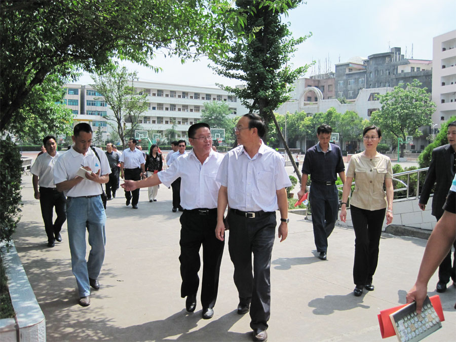 云南省委宣传部张部长及省市县相关领导到镇雄一中视察