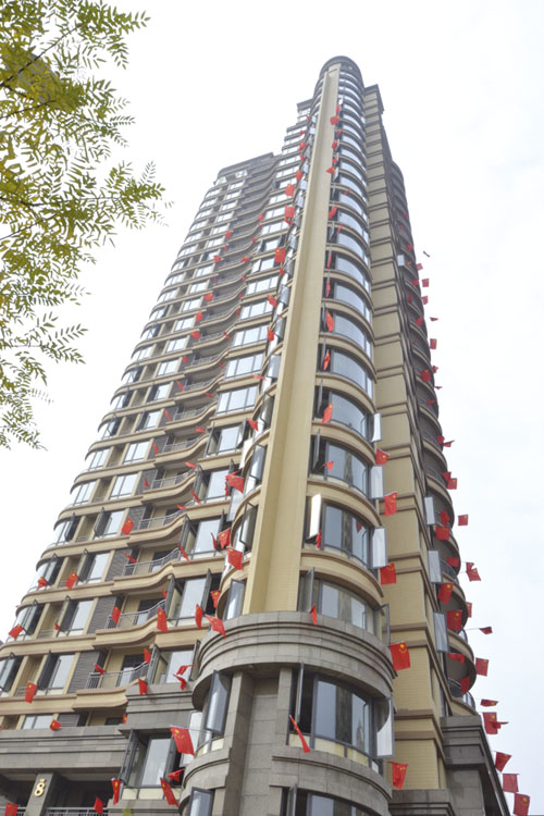昨日,孝感城区天仙路一高楼上挂满了鲜艳的