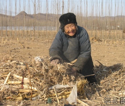 孤独生活,有一亲生儿子中专毕业在深圳工作,估计已退休,因为老奶奶