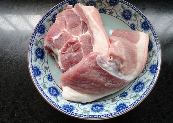 主料:鲜猪前夹肉一斤半