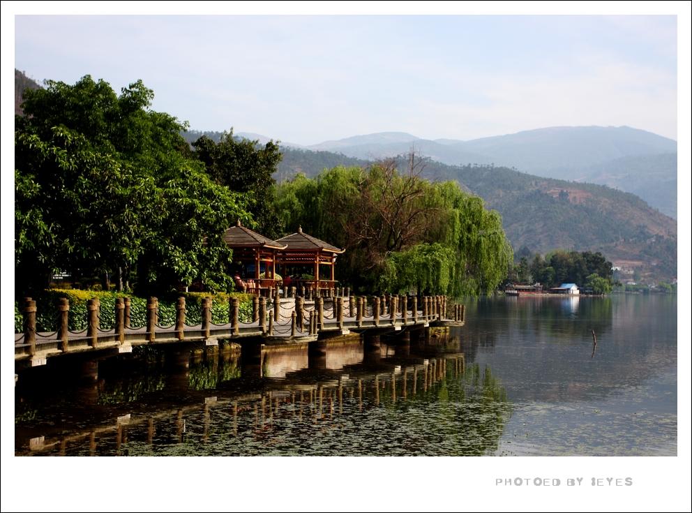 水上运动 水上运动,是邛海的又一景致。 邛海西岸的泸山脚下,坐落着四川省邛海水上运动技术学校。邛海水上运动项目多有,且常年进行训练并屡创佳绩。 所有邛海水上运动项目,都极具观赏性。 最耀眼的,是帆板项目,和被称为水上芭蕾的滑水项目。 帆是三角帆,色彩艳丽,丁丁猫一般叮在海面上,煞是好看。 而三角帆的怪异之处在于,它就是一帆一板,本身并不自备或者提供任何动力、助力,相反倒是借海上自然风力,三角形大边迎风而作逆向运动。因此,你看不到亭亭玉立于帆板之上的运动员有多大的动作,或施用了多大的力、劲,那帆却带人
