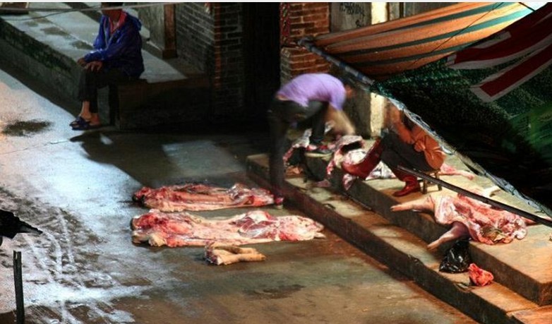 冒死偷拍:贩卖私宰母猪肉,卖病,死猪肉一条街(现场图)