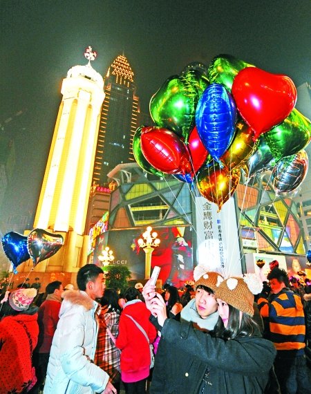 迎接2012 数万人昨晚解放碑听新年钟声(图)