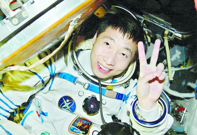 航天员杨利伟的见证 (诗歌--在上帝没有难成的事)