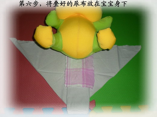 三角尿布的好处很多哦。如果用三角尿布会比传统的长条尿布要保暖一些。而且宝宝用起来很干净利落,宝宝的臭臭和尿尿都不会侧漏。有些妈妈会担心安全别针的问题,其实这个完全不用担心安全别针很安全的.不会伤到宝宝.用别针固定起来尿布也会更加牢固。