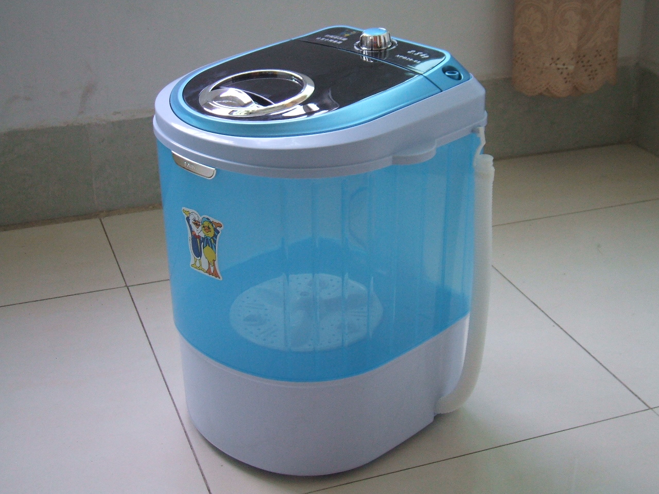 产品描述: 1.省时省力省水省电省空间; 2.半自动洗涤,操作简捷,床单、被罩轻松洗涤。漂洗时只需重新注入水即可进行漂洗 3.适合学生、单身贵族以及有宝宝家庭,也可配合大洗衣机使用,大人、小孩衣服分开洗,外衣、内衣分开洗; 4.机壳采用强度工程塑料,整机结构设计合理、制造精密,具有操作简单、运转平稳、寿命长、安全可靠等特点; 5.