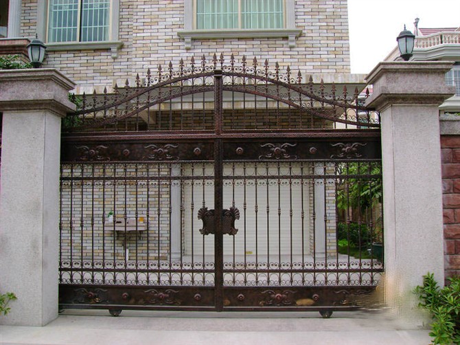 专业制作 欧式铁艺大门,栏杆,楼梯,家具等等