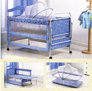 出售蓝色婴儿床