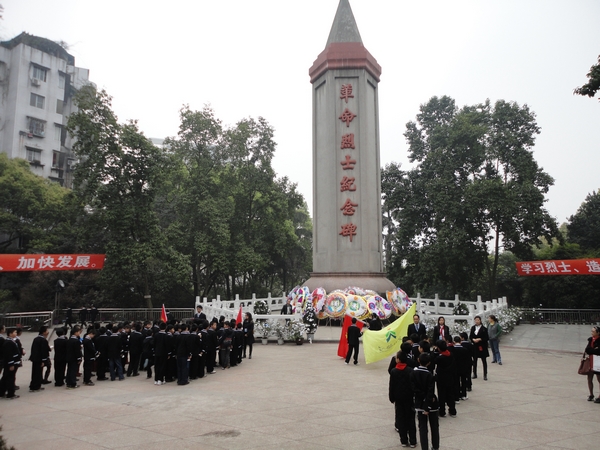 清明节来到,泸州忠山公园迎来缅怀先烈者