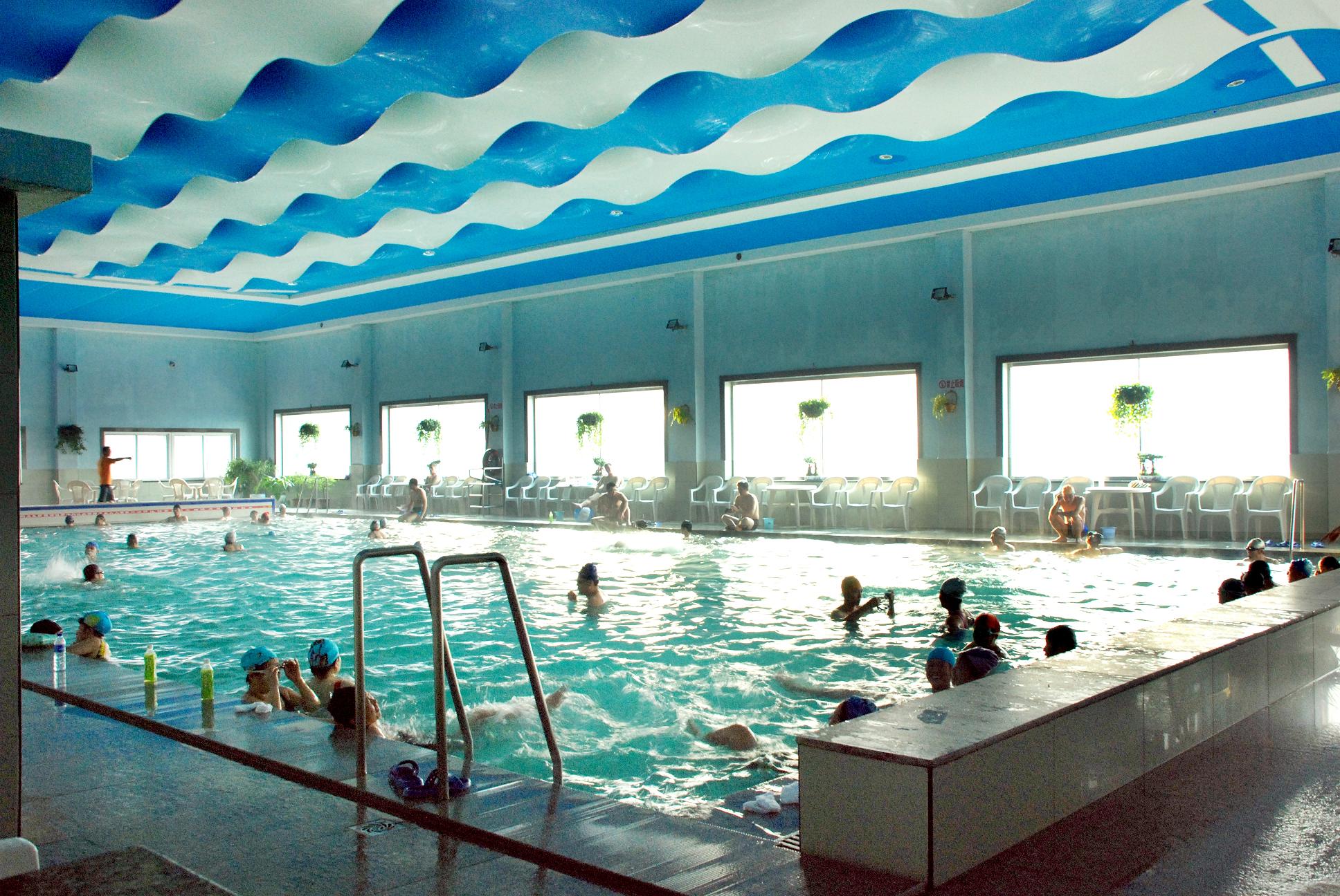 室内温泉游泳池天天换薪水，水温适宜，水质优良，利于健康。