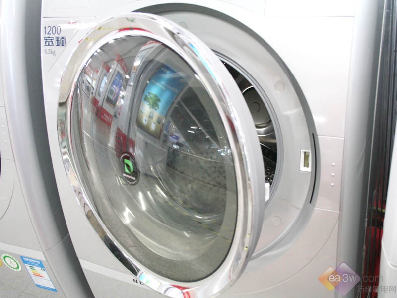 三洋洗衣机XQG65-L903BCS 5199 三洋XQG65-L903BCS外观采用银色流线型设计,时尚且搭配度极高;在操作面板方面,清晰的指示灯使得操作十分方便。另外,还配有目前最流行的空气洗程序;另外采用DD变频电机,寿命更长噪音更低。