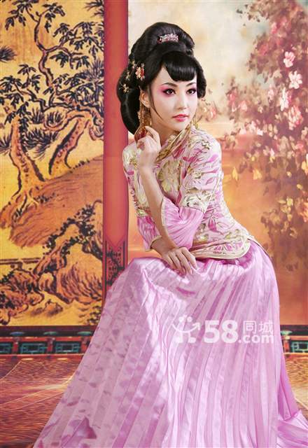 A、摄影类: 1、商业摄影、2人像摄影、3、艺术摄影(风光人文摄影)、4数码后期修图、5平面模特摄影,6婚纱摄影,7广告摄影,等课程。 一、商业摄影 1、商业摄影基础班 ;2、商业摄影提高班;3、时尚摄影研修班,4、商业摄影全科班 二、人像摄影 1、人像摄影基础班;2、人像摄影提高班;3、人像写真班;4、人像摄影全能班。