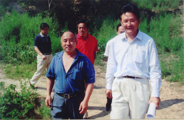 省政协副主席李晓东和张二海一同看望养鸡户