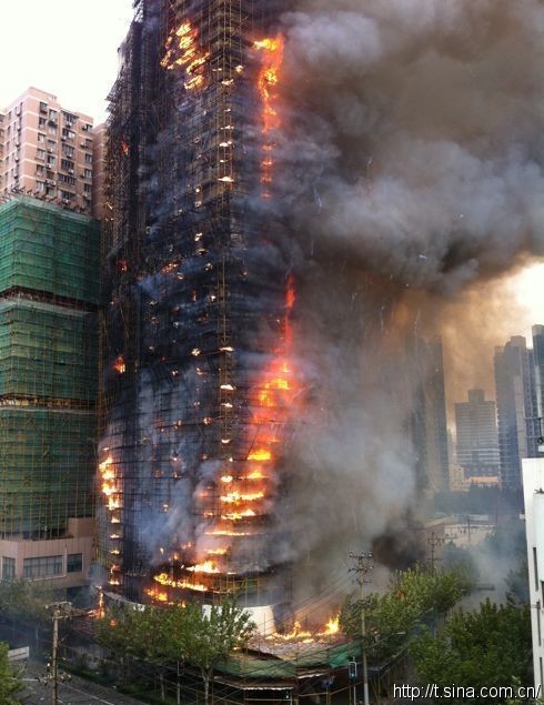 上海静安区整栋大楼烧着了