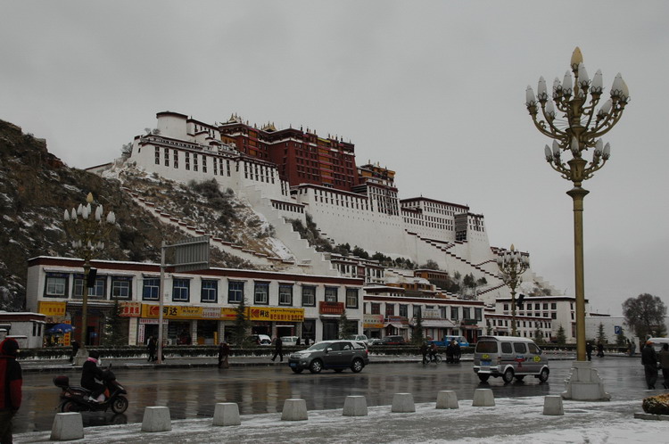 布达拉宫雪景