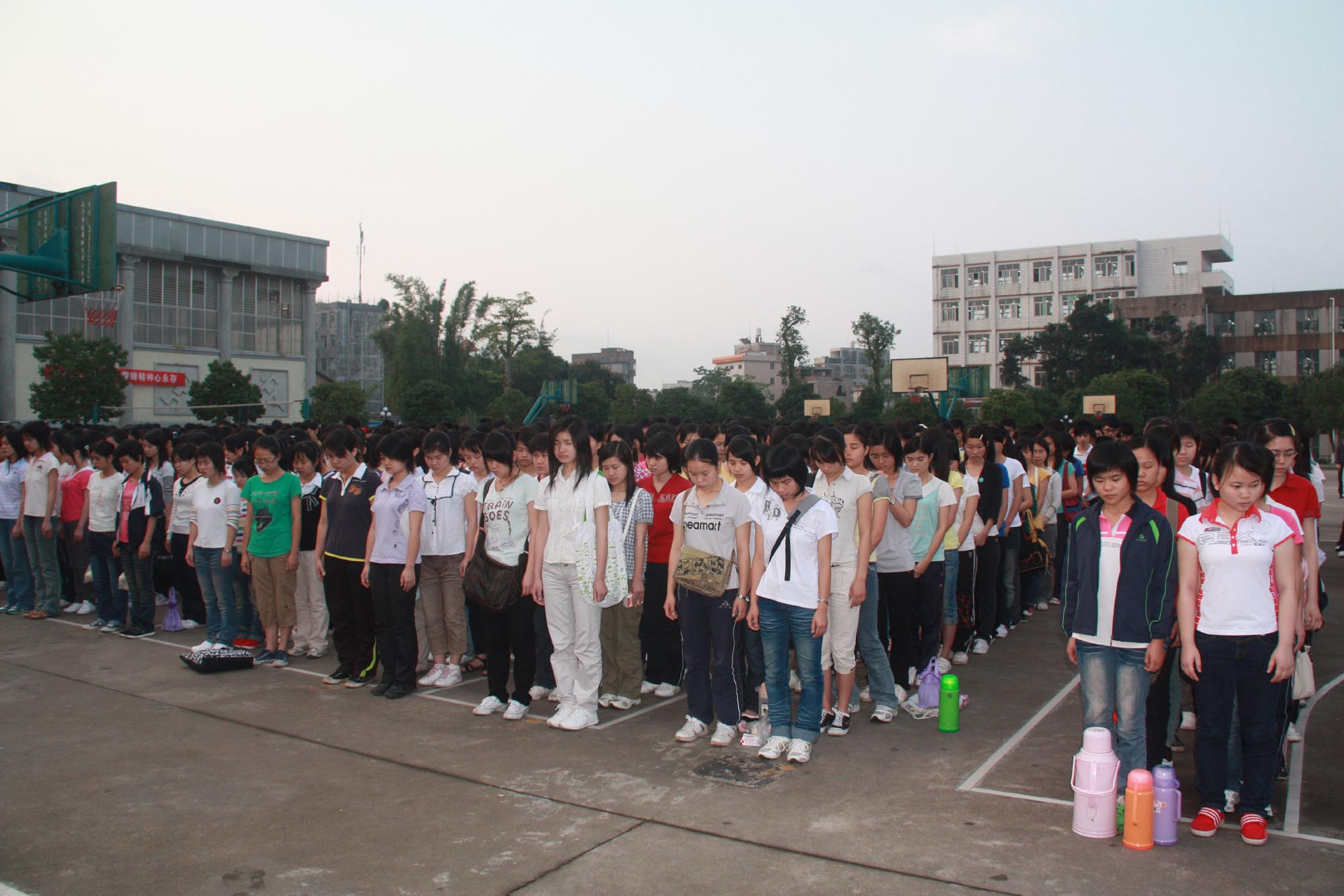 博白县中学举行悼念青海玉树地震遇难者活动