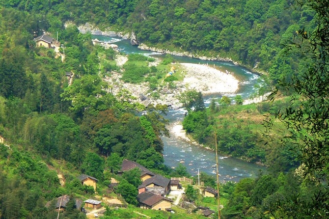 江西省遂川县大汾镇岭下村,热水洲温泉所在地与井冈山旅游区山水相连