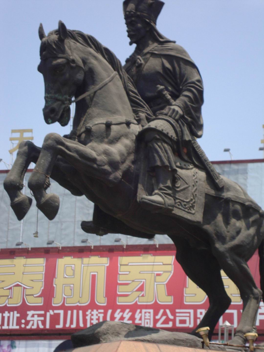 陆良同乐广场雕像图片