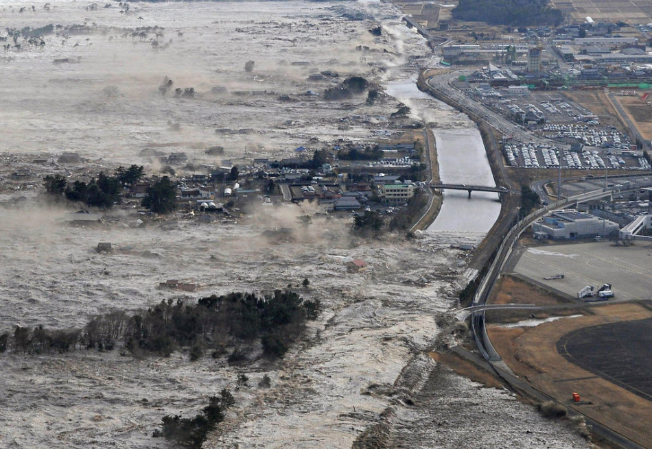 昨日,日本仙台,經歷了地震和海嘯襲擊後,被淹沒的房屋起火.