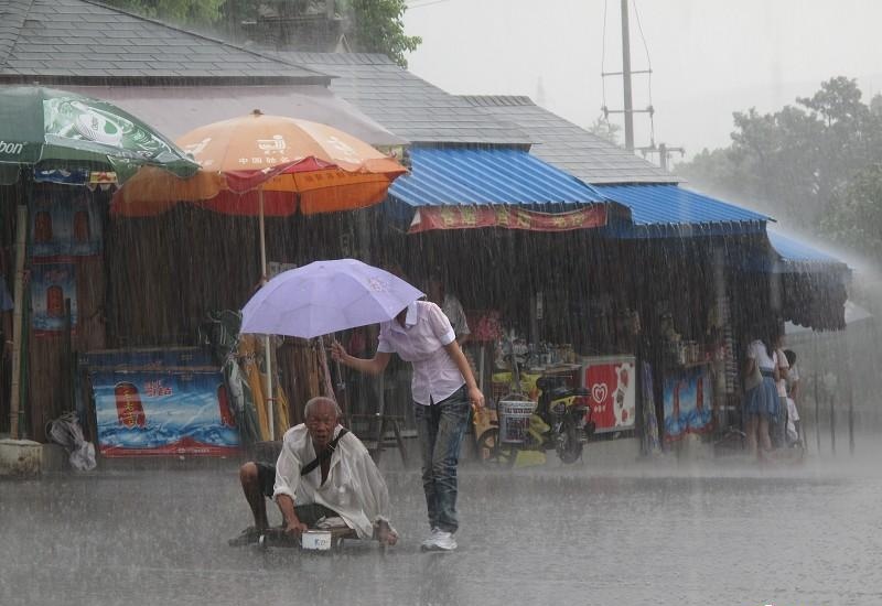 下雨为别人撑伞的图片图片