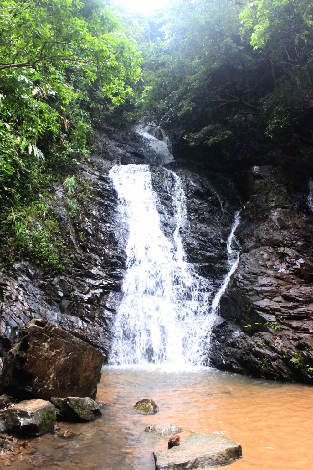 陸川生活網愛攝團之龍頸瀑布狂歡潑水牛王節